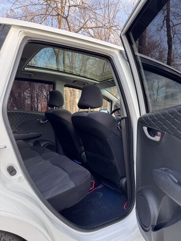 Honda: Honda Fit: 2009 г., 1.4 л, Робот, Бензин, Хэтчбэк — 10