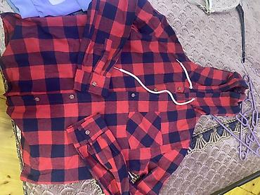 de facto sweatshirt: Qırmızı-qaranlıq mavi dama naxışlı kapüşonlu köynək/svitşot tipli üst — 1
