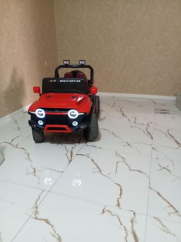 elektrik sukuti: Uşaq üçün elektrikli off-road maşın – qırmızı rəngdə, jeep üslubunda — 1