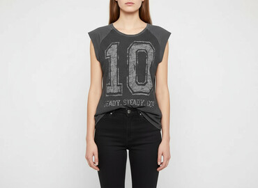 zara queen t shirty: Bershka, Футболка жіноча, розмір S