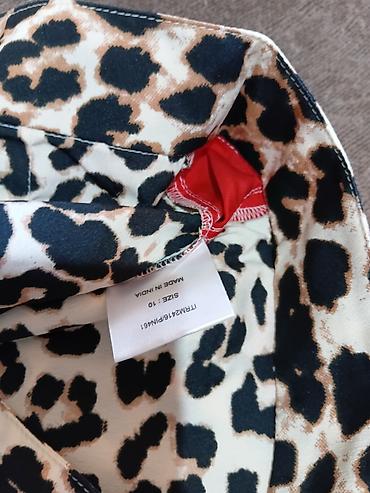 Ženske pantalone sa leopard printom i crvenim bočnim trakama - Model — 2