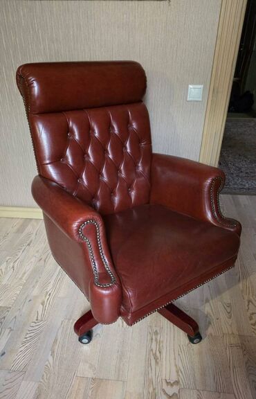 офисный кресло: Офис креслолор, Колдонулган, Дөңгөлөктүү, түсү - Күрөң, Булгаары, Өзү алып кетүү