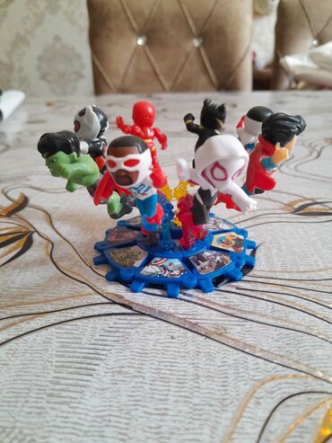 oyuncaq qutusu: Marvel seriyası kinder ● Qutusu ve kagizi daxildir ✅️ ● Her biri 4 azn