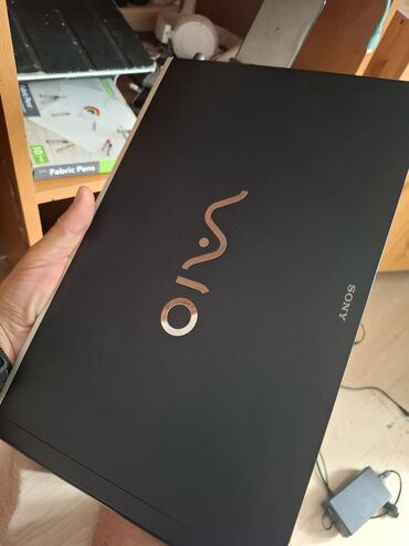 Desktop računari i radne stanice: Lenovo desktop računar u tamnosivoj boji, opremljen Intel procesorom i — 19
