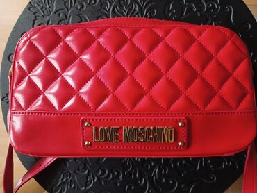 Lične stvari: Na prodaju original zenska torbica crvene boje,brenda Love Moscino sa