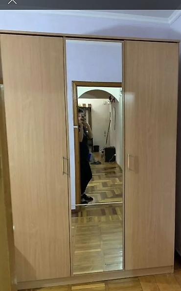Трёхдверный распашной шкаф с зеркалом по центру. - Материал: ЛДСП в