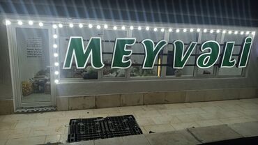 Stend vitrinləri: Meyvəli loqosu, müxtəlif meyvə və tərəvəzlərin satışı ilə məşğul olan