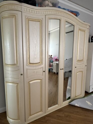 Divanlar: Açılan, 4 qapılı Düz dolab, Şifonyer