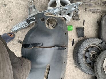 Другие детали кузова: Запчасти на Ауди 80 бочка
