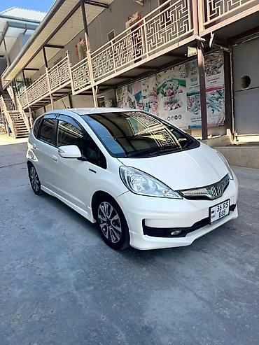 электричкская кара: Сдаю в аренду за день 3000 обьем 1.5 Гибрид Fit 2012 г правый руль — 2