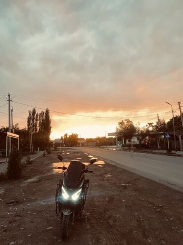 хундай саната нф: Городской скутер/макси-скутер с агрессивным дизайном передней оптики