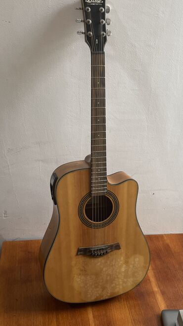 Гитары: Продаю полуэлектро гитару с встроенным тюнингом. Покупала 3 года назад