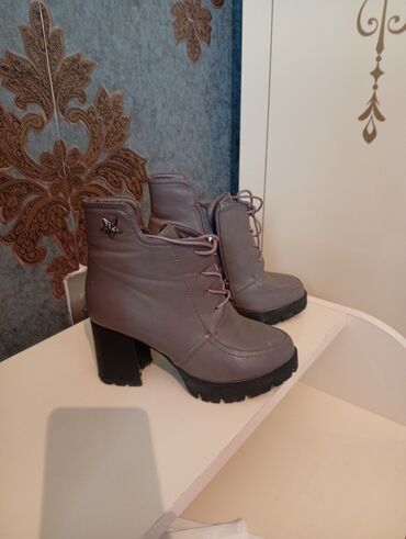 женские туфли с перфорацией: Qadın botları – boz rəng, krujevlə bağlanan model - Material: süni