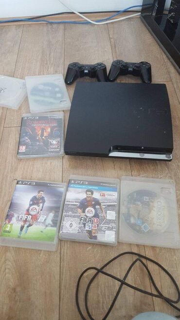 PS3 (Sony PlayStation 3): PlayStation 3,sa 2 dzojstika 4 ispravne igrice i punjac
Cena:100€