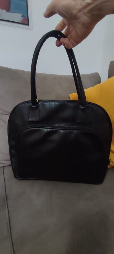 Torbe: Nove poslovne tasne.Braon odlicno organizirana 2000 din.Crna 1500 — 8