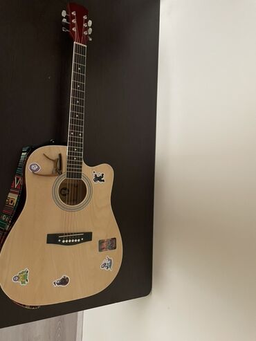 электрогитара для новичка: Акустическая гитара с вырезом (cutaway), форма корпуса дредноут