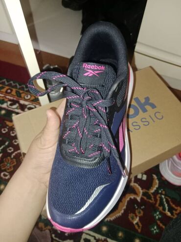 джинсы оригинал: Reebok крассовки сатылат оригинал размер37,баасы 2700сом связь номер