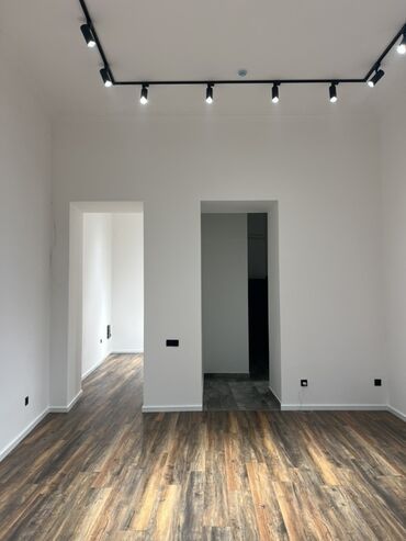 Restoran, kafelər: İcarəyə obyekt – şəhər mərkəzində, tarixi binaların sırasındakı küçədə — 11