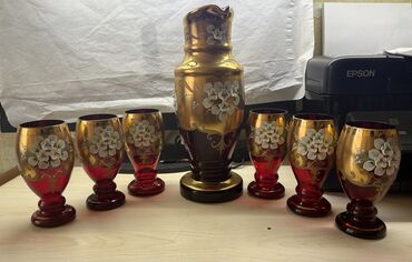 mətbəx aspiratorları: Zərif naxışlarla bəzədilmiş bu çay dəsti, hər bir stəkanın üzərindəki