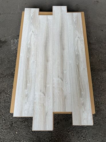 Laminat: Salam laminatlarimiz 31 32 33 klass olmagala hər rəg secimi var 250 yə — 9