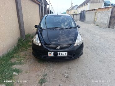 продажа авто в бишкеке срочно: Черный хэтчбек Honda Fit с пятью дверями, оснащенный спойлером на