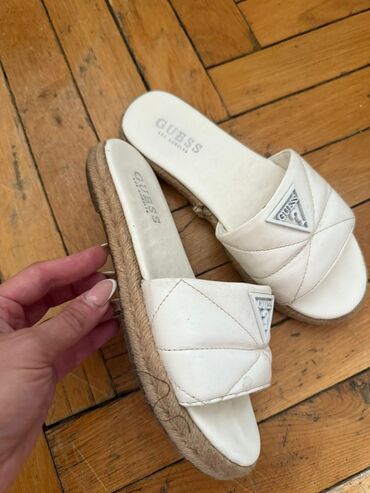 Çəkmələr: Guess brendinin qadınlar üçün ağ rəngli, yorğan tikməli, espadril