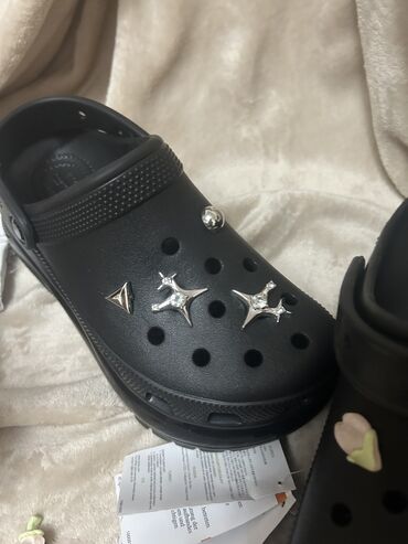 Другая женская обувь: Продам оригинальные crocs.
В подарок джибитсы (неоригинальные)
