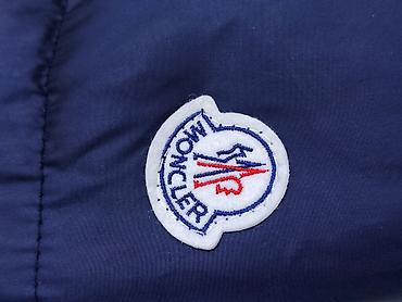 Пуховики и зимние куртки: Пуховик Moncler, темно-синий/черный цвет. есть затяжка на капюшоне и с — 3