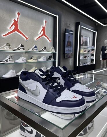 женские слипоны больших размеров: Кроссовки Nike Air Jordan 1 Low Size 42-43 - Цвет: темно-синий/белый
