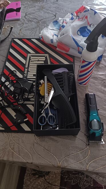 x96 m: Peşəkar bərbər dəsti Komplektə daxildir: - Mawinka 50 m 1 ay iwlenib