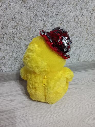 Oyuncaqlar: Dinozavr ~35 sm Ördək ~25 sm Tovuz quşu ~ 20sm Tutuquşu ~ 20 sm — 12