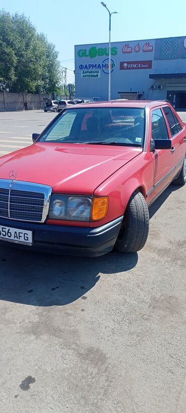 старые машины: Красный седан Mercedes-Benz, предположительно модели W124, с