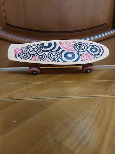 Plastik mini-skateboard (penny board üslubunda) - Material: möhkəm
