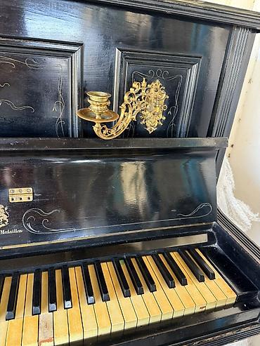 qarmon satilir: Antik piano . Almaniya Leipzig J.irmler təcili satılır. Əlaqə — 3