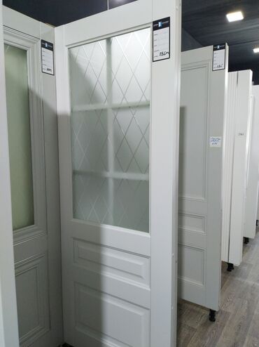 Otaq qapıları: Ağ rəngdə, şüşəli daxili qapı. Qapının şüşəsində dekorativ naxışlar — 3