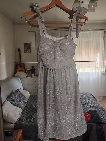 prsluk s: Svečana srebrna haljina sa sjajnim nitima - Model: midi dužina — 3