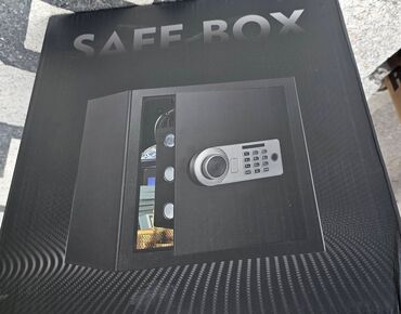 Oprema i sredstva za zaštitu: Elektronski sef sa šifrom i ključevima Imamo u ponudi 3 dimenzije — 5