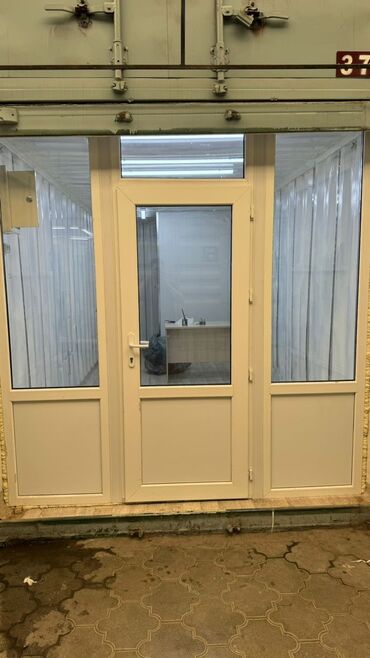 Контейнеры: Срочно в связи с переездом продаю пластиковую перегородку в контейнере