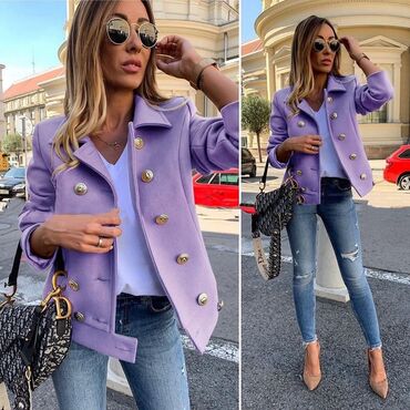 Jakne za prelazni period: Elegantna ženska kratka jakna sa duplim kopčanjem - Model: strukirana — 3