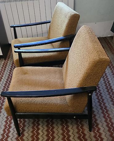 vranje namestaj: Dva retro mid century modern fotelje– drveni ram sa crnim lakiranim — 1