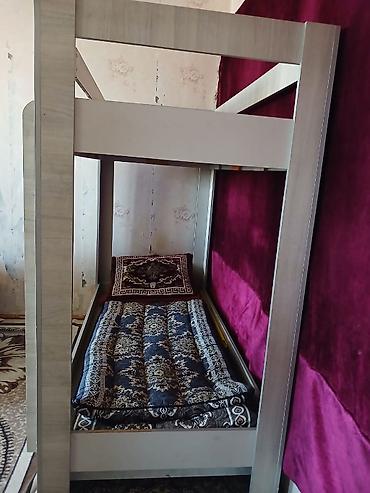 bunk bed: Двухъярусная кровать из ЛДСП светлого оттенка. - Компоновка: нижний и — 8