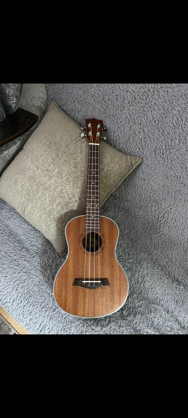 гитара в аренду: Продаю укулеле концер в идеальном состоянии не пользовались .Цена