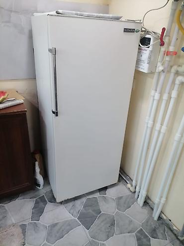 Ağ rəngli, tək qapılı soyuducu. Klassik dik korpuslu modeldir və dar