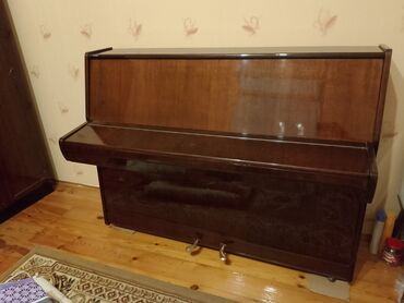 Pianolar: Piano satılır. Keçmişin pianosudur. Dəyərindən aşağı qiymətə satılır