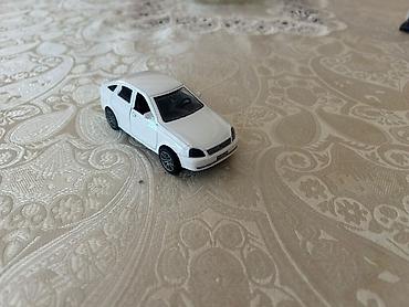 mini disk: Ağ rəngli metal oyuncaq avtomobil – sedan kuzovlu mini model — 5
