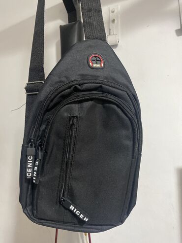 черная сумка: Продаю барсетку в хорошем состояние носил пару раз