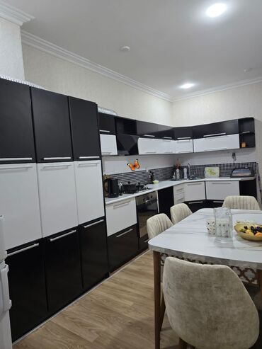 Mətbəx mebeli: Mətbəxt mebeli 799m ölçü 4.70 * 1.80sm uzerinde qaz,moyka verilir