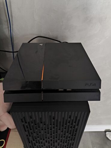 PS4 (Sony PlayStation 4): PS4 продаю с 2 джойстиками 1 из них не ориг также есть игры: Мортал