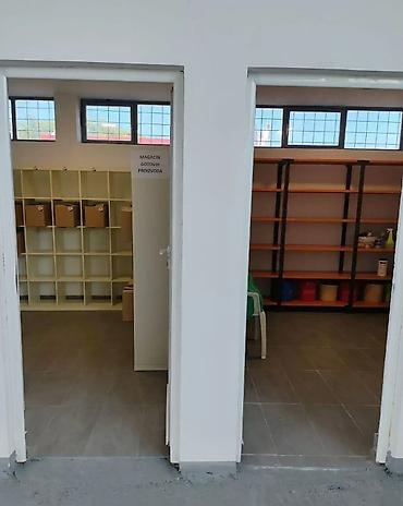 Magacini i radionice: Izdaje se prostrana i funkcionalna hala ukupne površine 420 m² ( 300 — 8