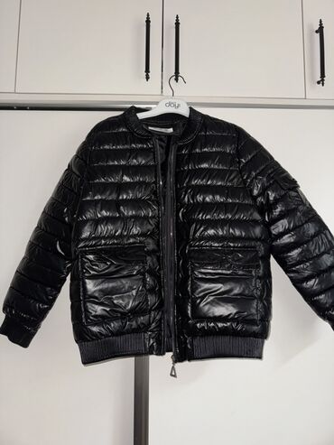 Pencəklər: Qara rəngli, parıltılı səthə malik yüngül şişmə jaket. - Model